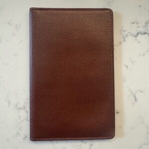 Brown Louis Vuitton Passport Holder
100% Authentic